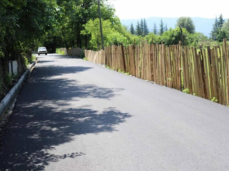 სოფელ ჩხუტელში მიმდინარეობს მაქსიმე აღმსარებლის ტაძრიდან სოფლის ცენტრალურ გზამდე...